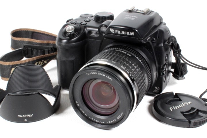 富士フォルム　FUJIFILM FinePix S9000 10.7× 6.2-66.7mm 1:2.8-4.9　28-300mmズーム