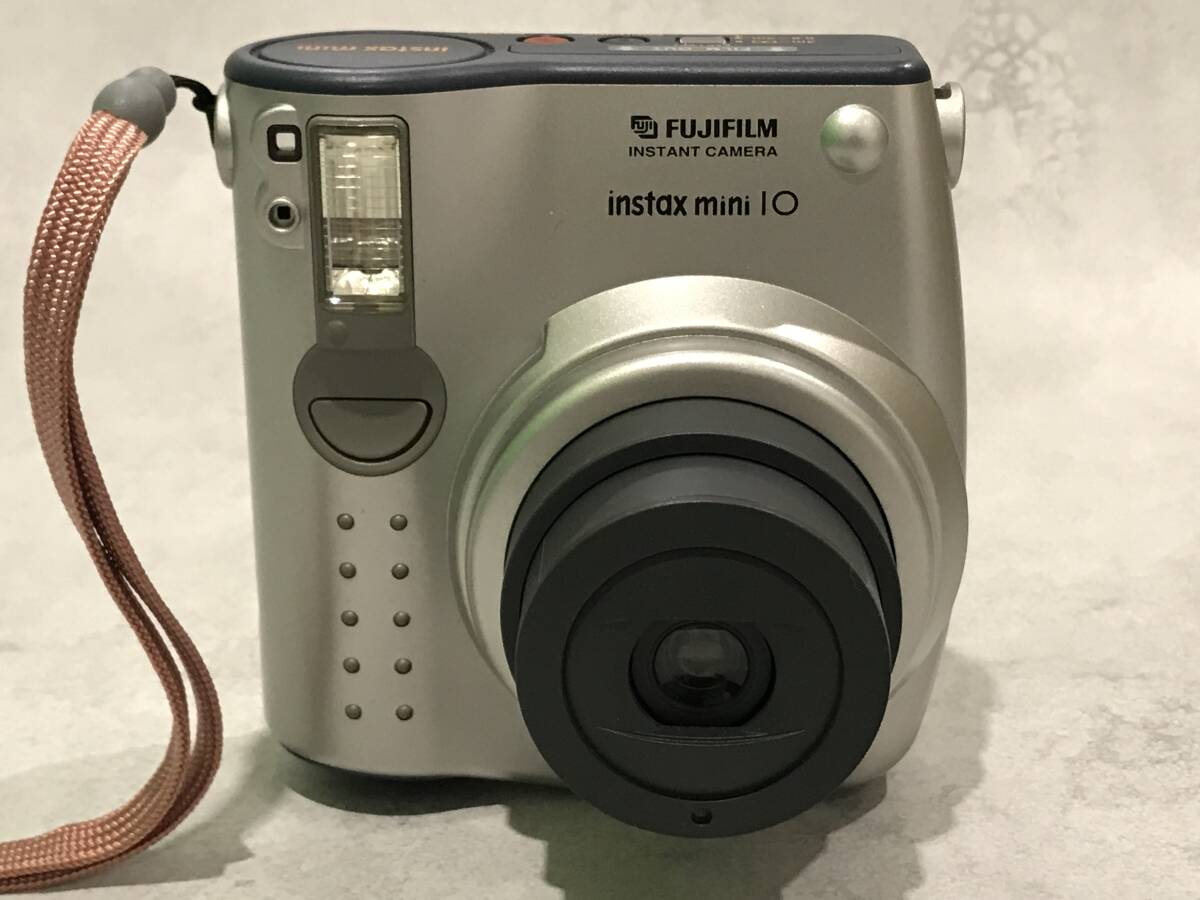 FUJIFILM　instax mini 10　フジフィルム　インスタントカメラ　チェキ　レトロ　本体　シルバー色　通電確認　中古品