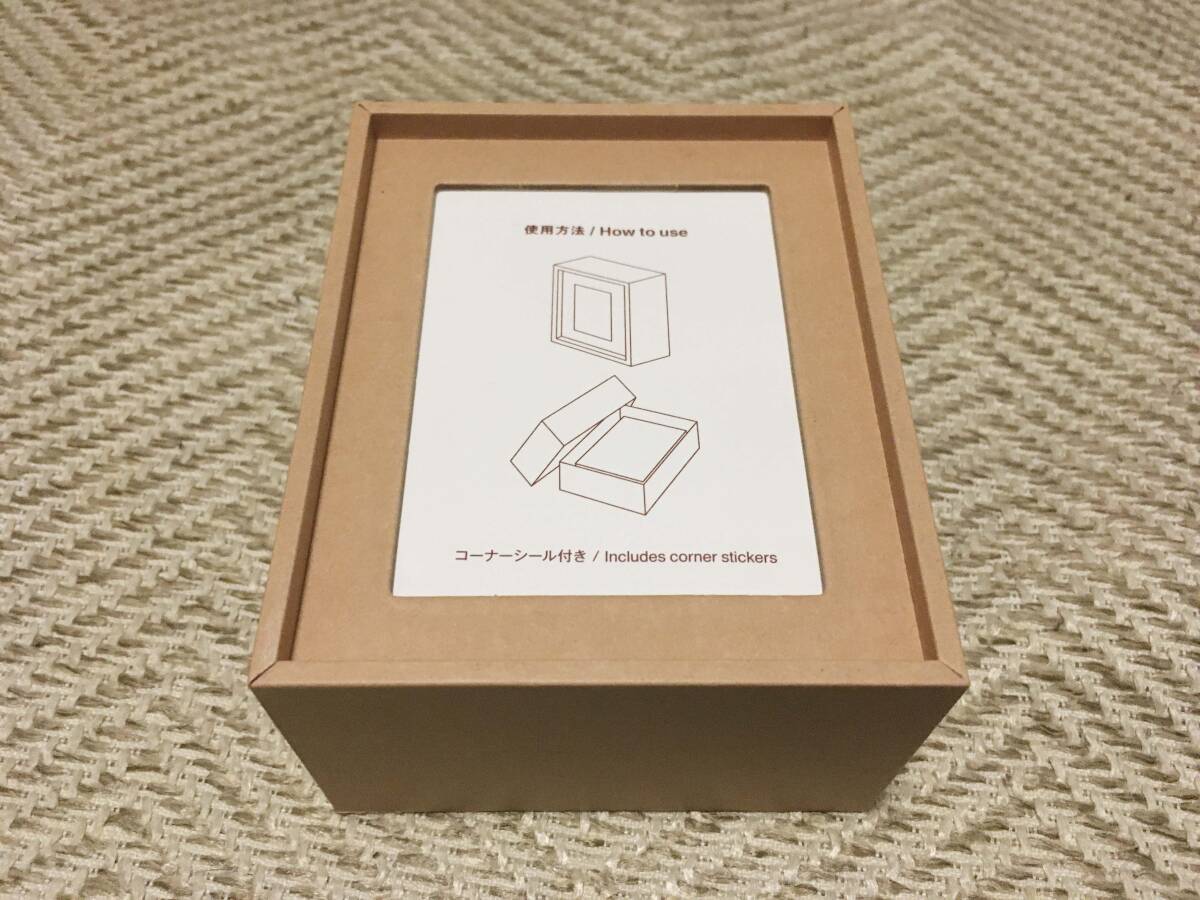 MUJI 無印良品 / フォトフレームにもなるトレカケース / 外寸:約幅90×奥行110×高さ57mm フレーム窓サイズ:約59×80mm ベージュ/紙製