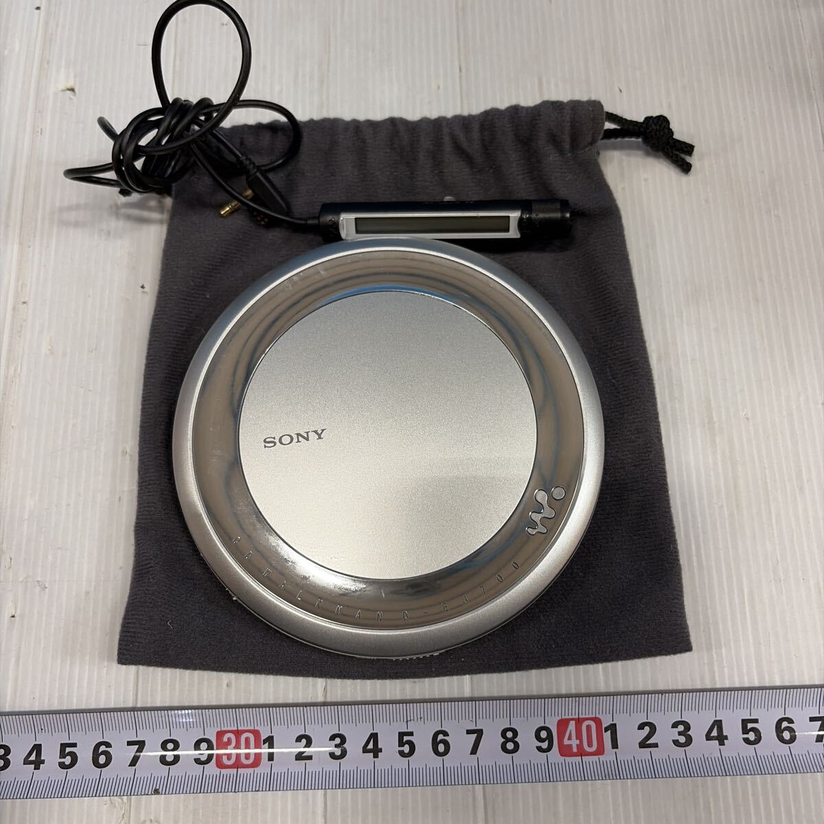 WALKMAN SONY ソニー ポータブルCDプレーヤー CDウォークマン シルバー ウォークマン　実働未確認の為ジャンク　 D-EJ700
