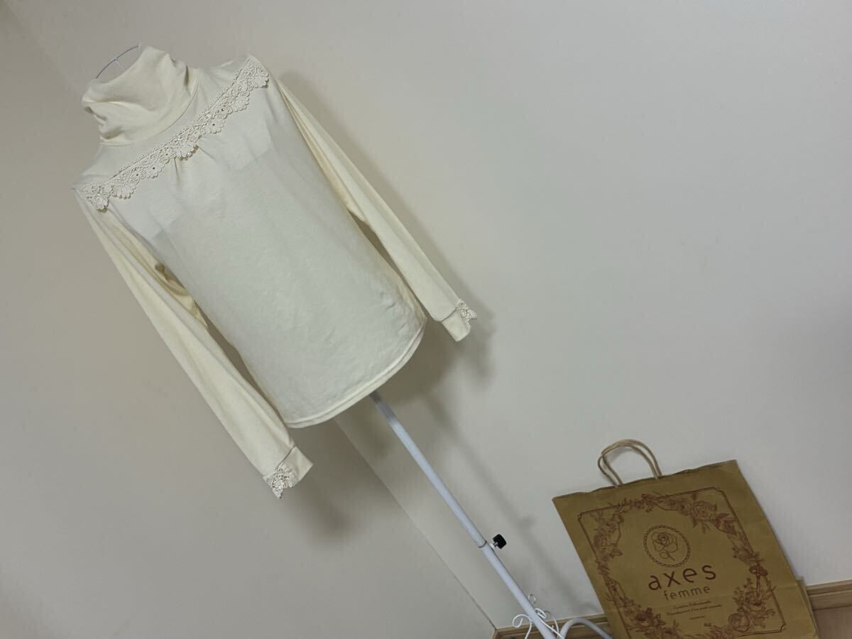 axes femme アクシーズファム☆フェイクパール.レース飾りタートルハイネックプルオーバートップス☆used お花モチーフレース取れ箇所あり